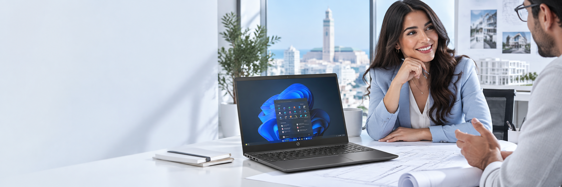Un espace de travail lumineux équipé d’un ordinateur portable